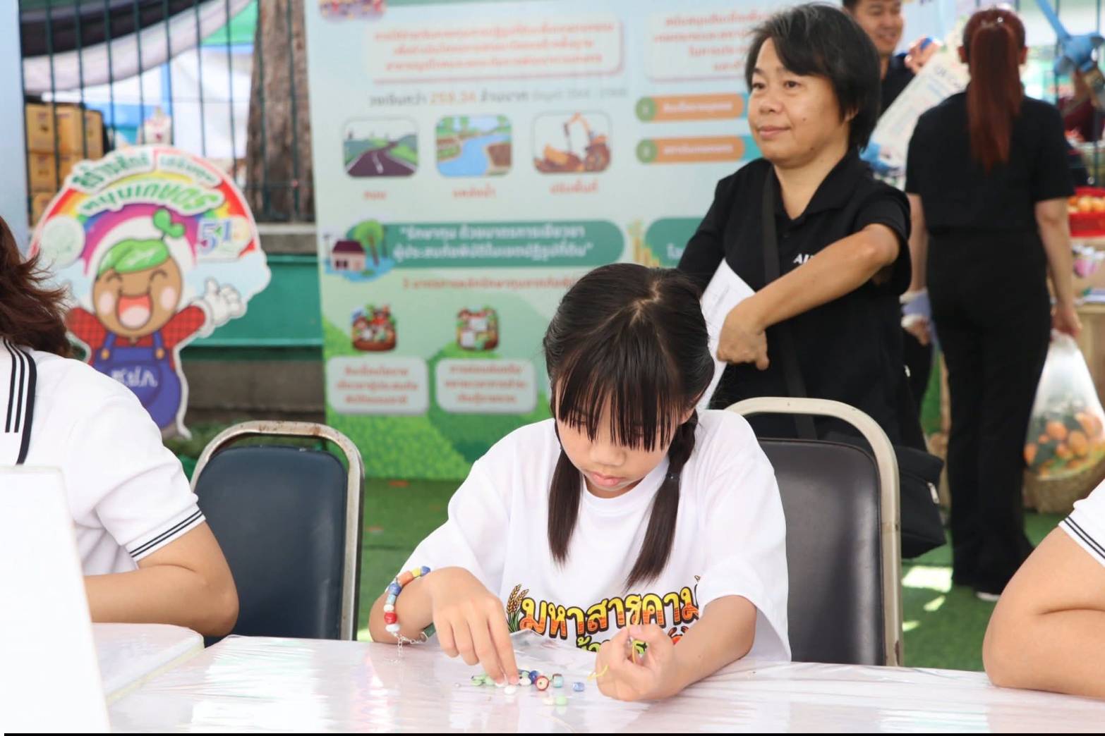 title - รัฐมนตรีว่าการกระทรวงเกษตรและสหกรณ์ พร้อมด้วยคณะผู้บริหาร ส.ป.ก. เข้าเยี่ยมชมโซนกิจกรรมฝึกอาชีพ Workshop งานศิลปหัตถกรรม (ศพส.) กิจกรรมจัดขึ้นภายใต้งาน วันคล้ายวันสถาปนาครบรอบ 51 ปี ส.ป.ก. ณ สำนักงานการปฏิรูปที่ดินเพื่อเกษตรกรรม